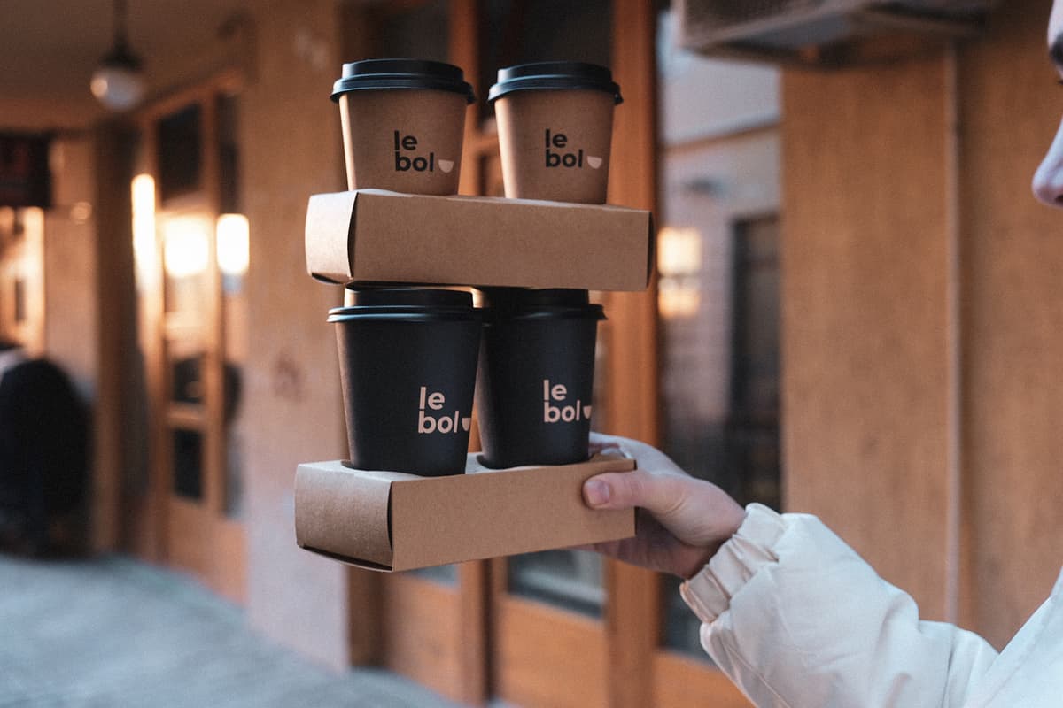 Le Bol kuvari pripremaju hranu