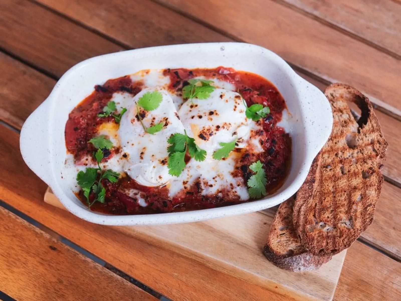 Шакшука с перцем и моцарелой