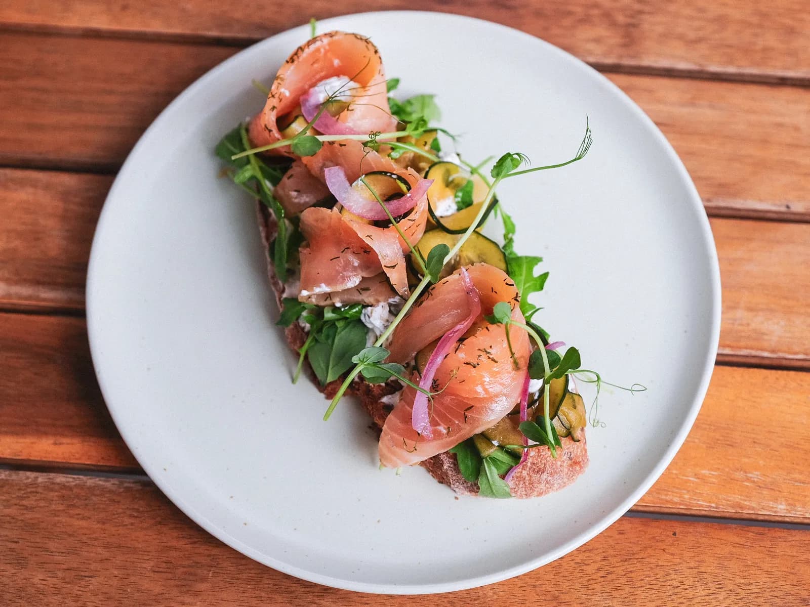 Сэндвич с копченым лососем