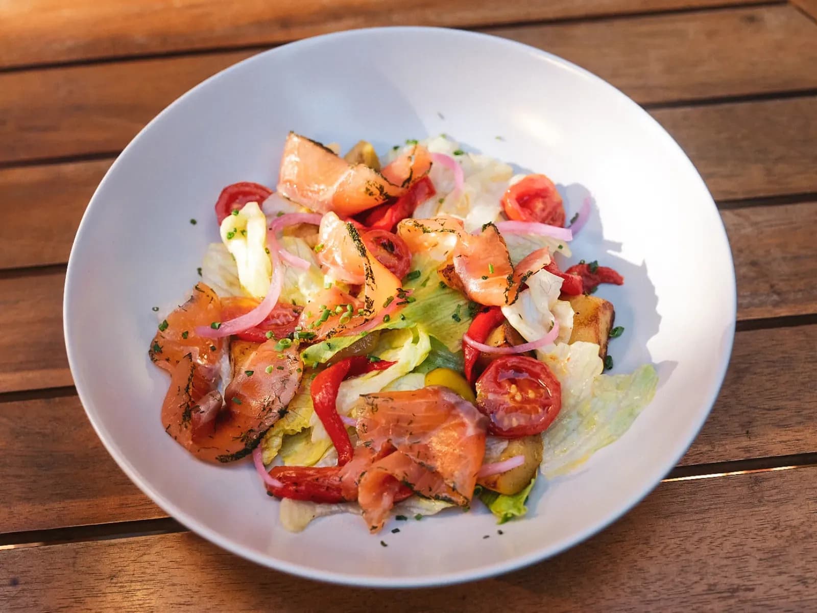 Салат с копчёным лососем