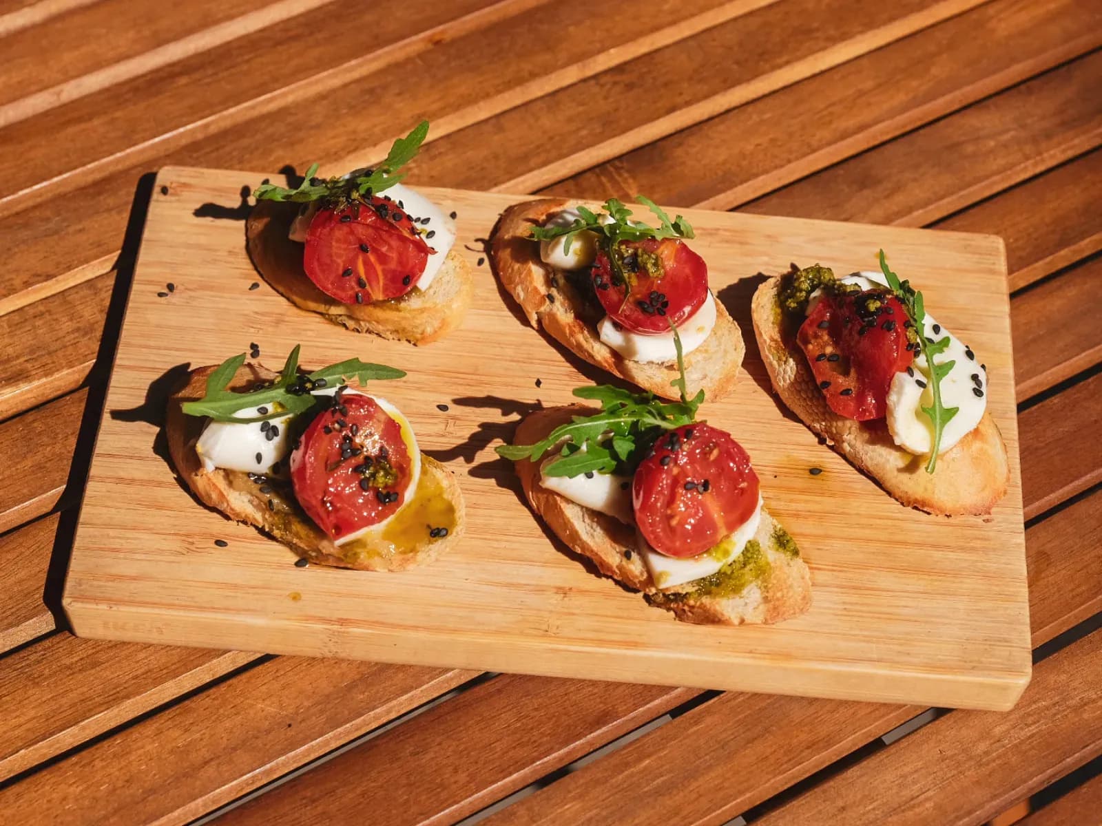 Брускетта с томатами и моцарелой