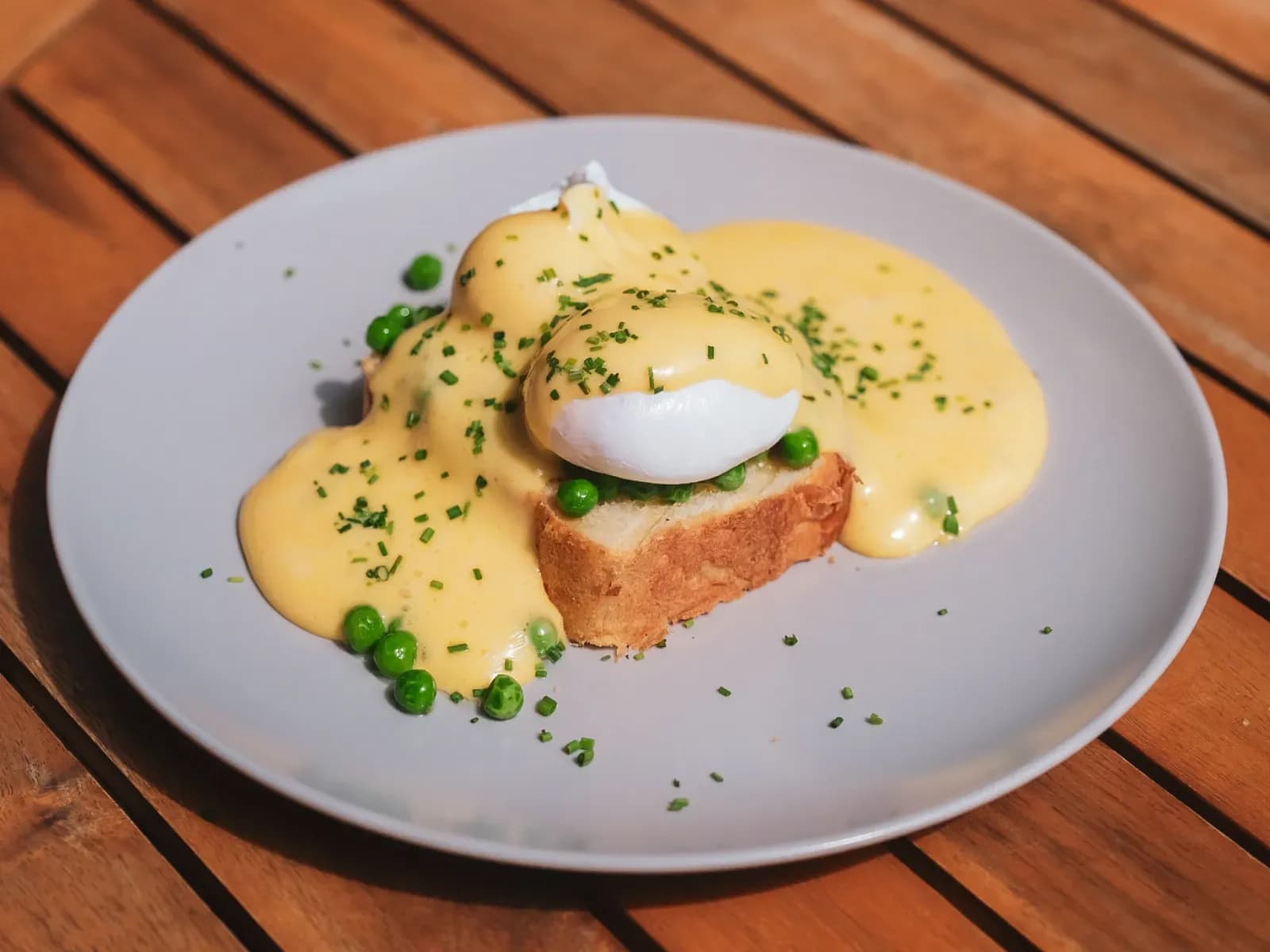 Бенедикт с зелёным горошком