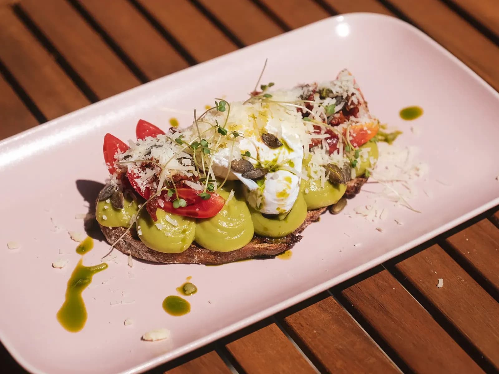 Тост с яйцом и авокадо