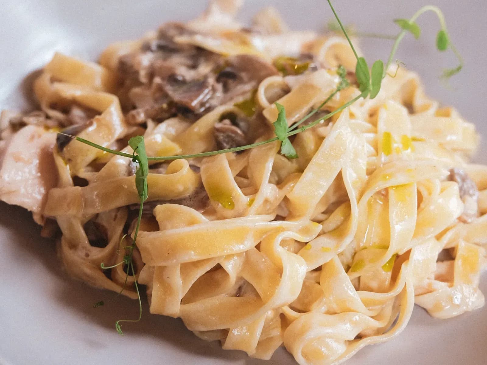 Паста с курицей и грибами